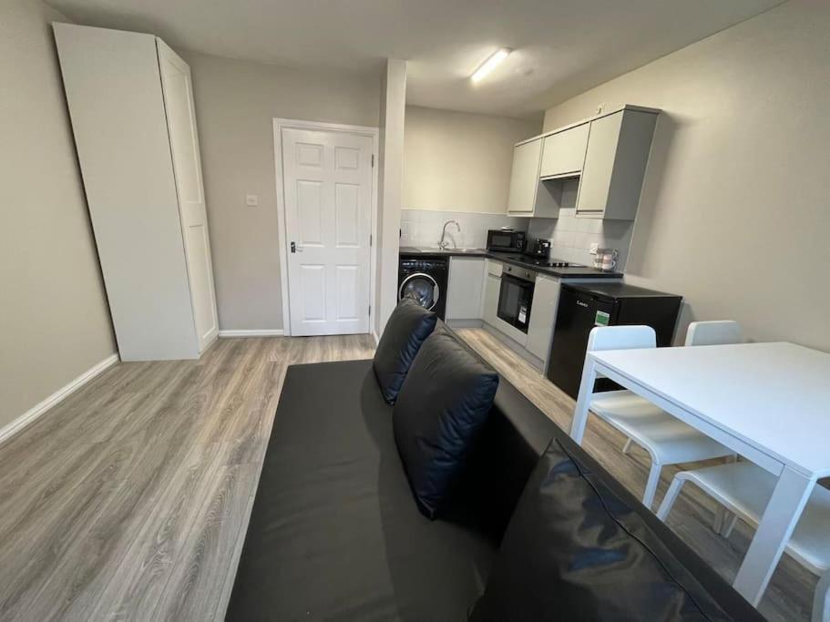 Hosted By Ryan - 1 Bedroom Apartment Liverpool
