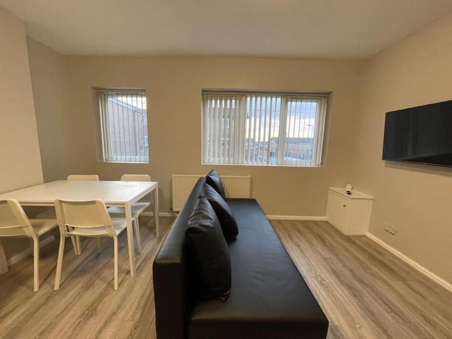 Hosted By Ryan - 1 Bedroom Apartment